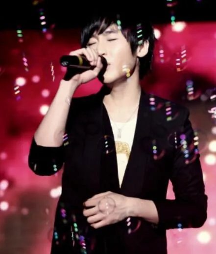 李炜深情演唱《月弯弯》 细腻歌声催人泪下