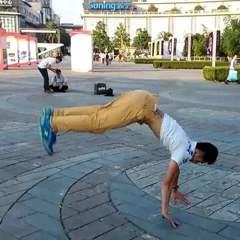 5岁女童1分钟做80个后手翻，是因为从小就体能锻炼吗？