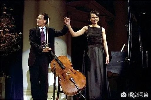 卡扎菲心中女神赖斯，地下室出生从政15年，为何受2位美国总统信赖？