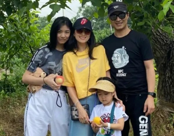 汪峰大女儿助阵章子怡新片,发言略显羞涩,她今后是否有进入娱乐圈的可能?