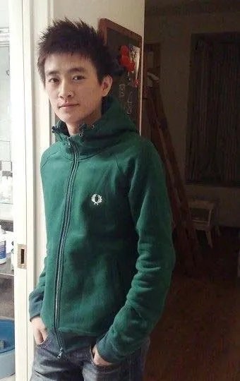 求这张图的同一个人的所有照片！