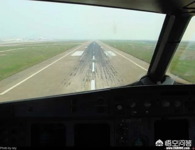 战斗机后轮着地,前轮抬起,如何分辨它是在起飞,还是在降落?