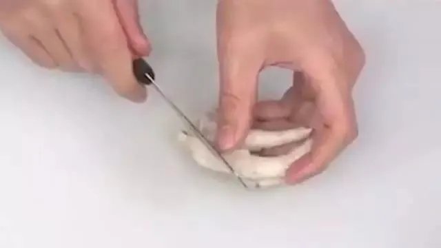 无骨鸡爪是怎么去骨的？