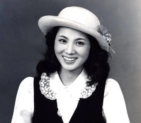 帽子天后凤飞飞为什么总戴帽子？