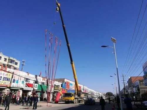 婚礼现场6台吊车放鞭炮，为何这么大阵仗？