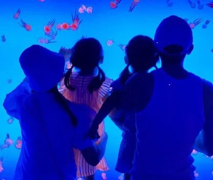 网友爆料谢娜在直播时疑似孕吐反应，难道谢娜真的怀孕了吗？