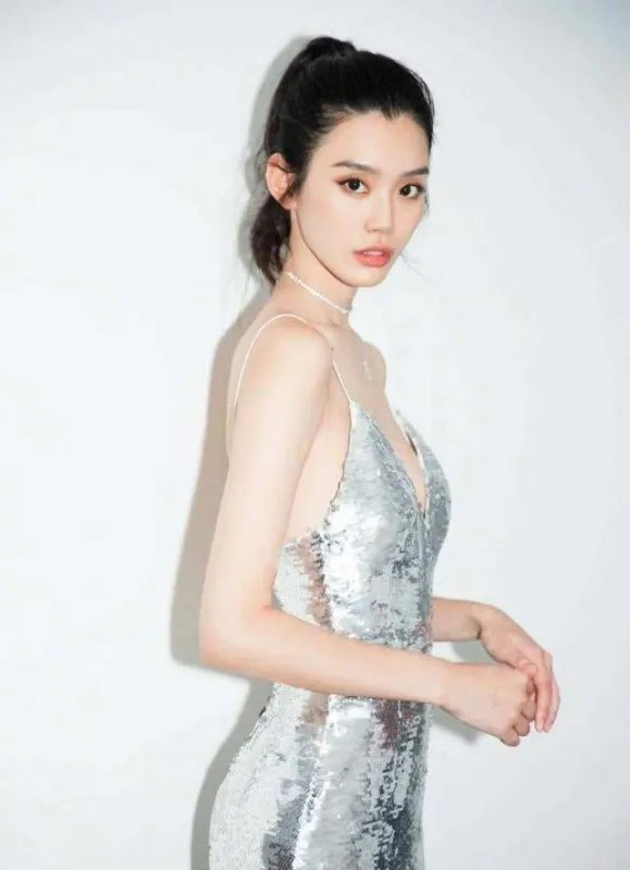 靠前男友成超模，又摔进豪门的奚梦瑶，为何她的人生这么顺？