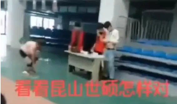 公司回应发员工证件时随手扔地上 随手扔证件是管理失职