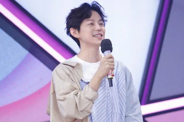 在你的认知里面，何炅老师是一个什么样的人？