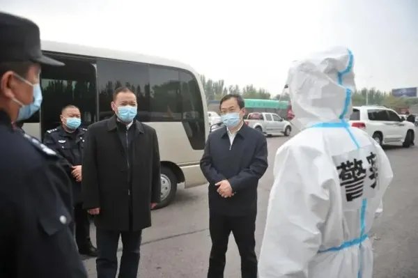 宁夏一男子在微信群中发“狗狗警察”表情包被拘留，他违反了哪些法律法规？