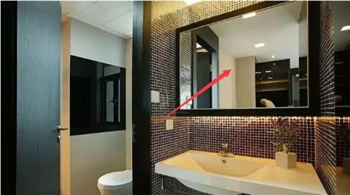 卫生间的镜子对着门好不好 镜子对着门怎么化解