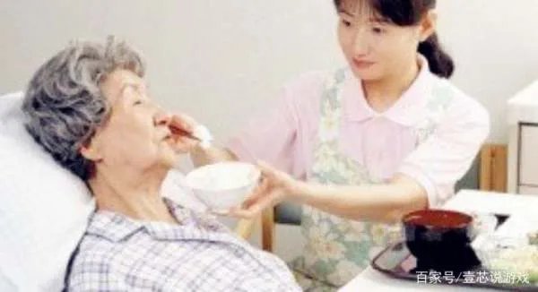 老伴瘫痪，儿子接我们去城里养老，半夜起来听到儿媳的什么话，我愣住？