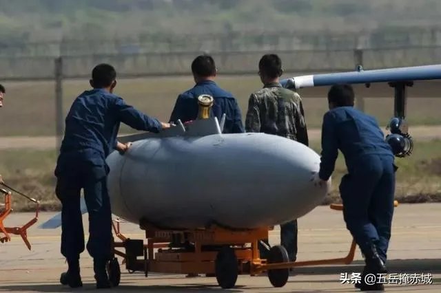 为什么J10不加装保型油箱，而加三个副油箱占用外挂架呢？