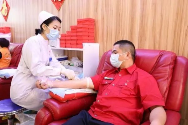 熊猫血志愿者18年献血80多次，你如何看待他的善举？