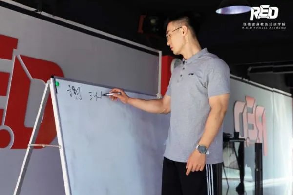 学健身教练学费多少钱?