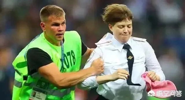 冲入俄罗斯世界杯决赛赛场的四名球迷处罚新鲜出炉，你怎么样看待他们受到的处罚？