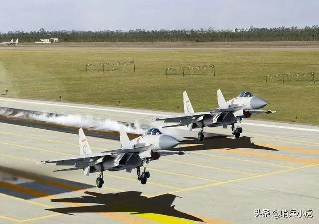 战斗机后轮着地,前轮抬起,如何分辨它是在起飞,还是在降落?