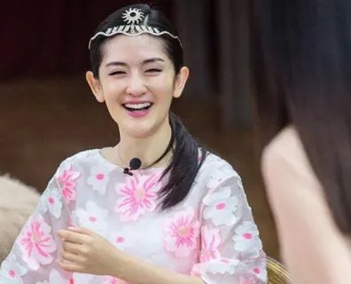 网友爆料谢娜在直播时疑似孕吐反应，难道谢娜真的怀孕了吗？