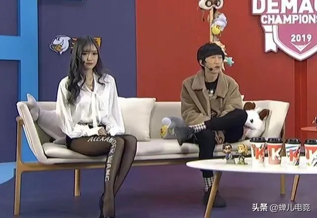 LOL腐团儿晒解说德杯照片，黑丝长腿再次获网友点赞，你有何看法？