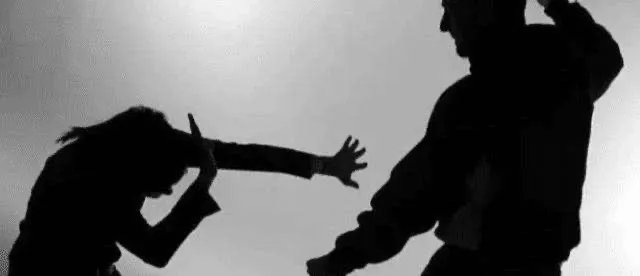 江西一男子当街疯狂殴打一女子，二者有什么矛盾？