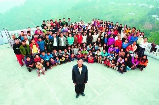 印度一男子娶39位妻子，全家181人住同一层楼，后来怎样？