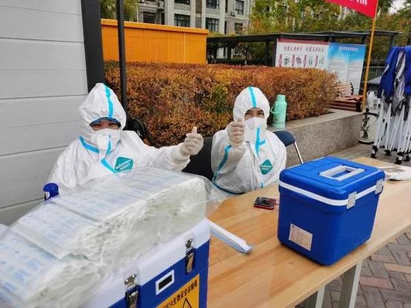 北京疫情的感染者主要以哪个年龄段的人为主？