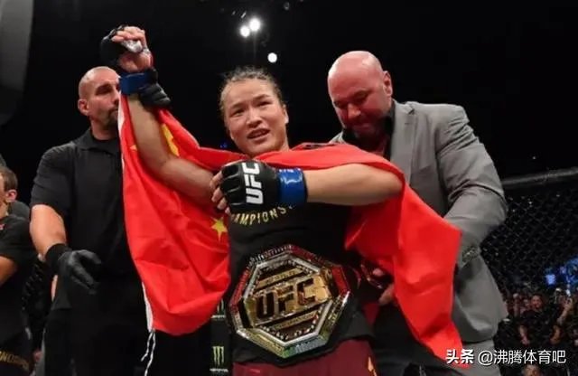 张伟丽和乔安娜的UFC冠军赛中，乔安娜一度像稳拿冠军一样笑着炫耀，具体是怎么回事？
