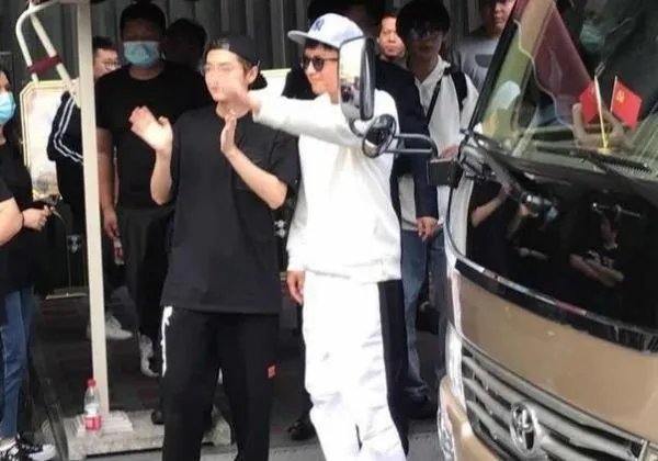 邓超客串武汉新人婚礼司仪,现场都来了哪些明星?