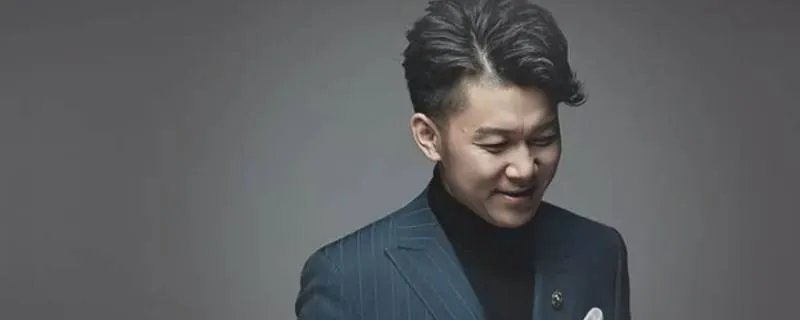 多想抱着你哭原唱