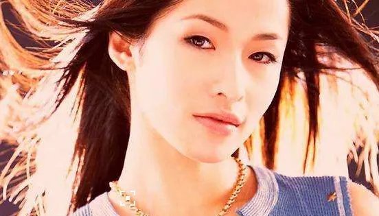 萧亚轩宣布恋上小16岁鲜肉黄皓，他们会长久吗？