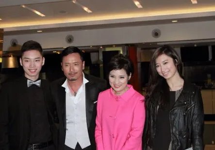 苗侨伟太太是谁 苗侨伟晒全家福