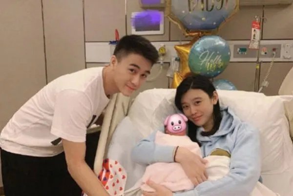 奚梦瑶和何猷君约会被偶遇,走路不停看肚子疑似怀二胎,你看好他们两个吗?