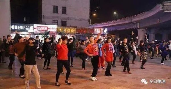 一小区居民出招放“神曲”对峙广场舞，以毒攻毒有用吗？