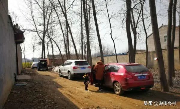 我拉东西从村里出村路上过，村民不让过要钱，他们合理吗？