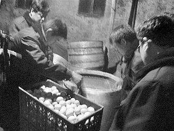 一加工厂疑用工业盐腌制咸鸭蛋，该工作会被怎么处置？