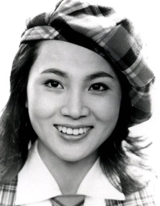 帽子天后凤飞飞为什么总戴帽子？