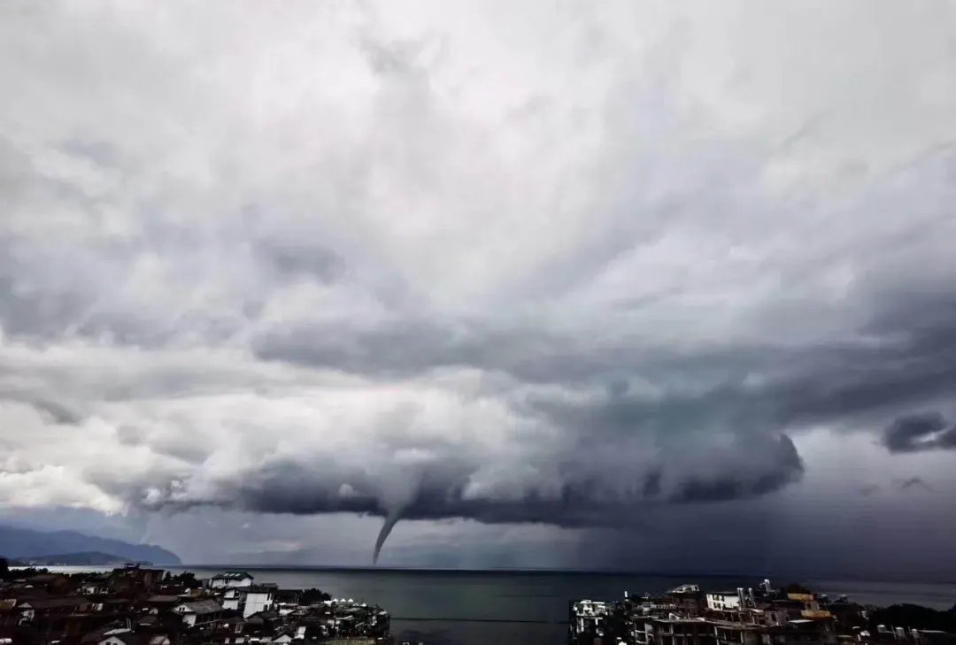 大理洱海现龙吸水，场面到底有多壮观？