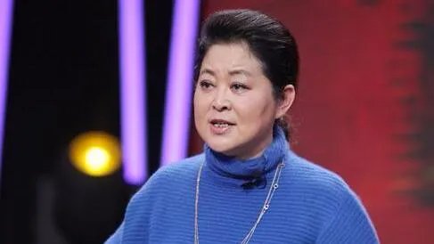 董卿倪萍两代央视一姐罕见合体，风光无限的她们为何泪流满面？