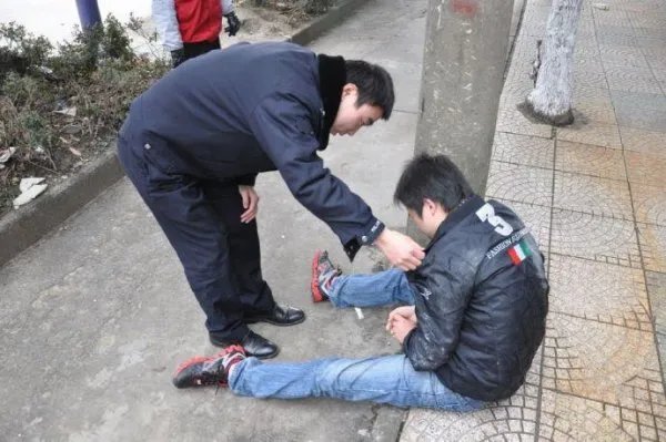 醉酒男子痛哭想家交警暖心拥抱，醉酒男子遭遇了什么？