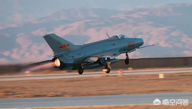 战斗机后轮着地,前轮抬起,如何分辨它是在起飞,还是在降落?