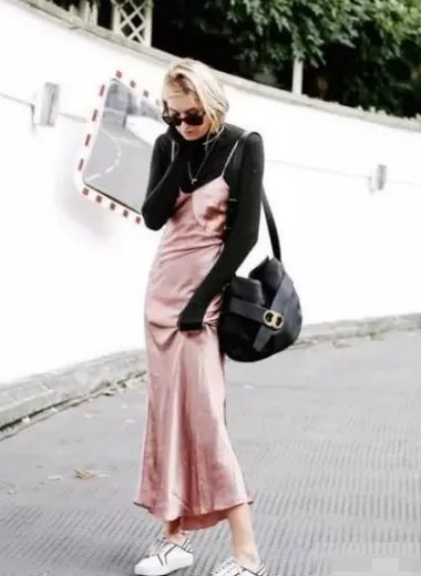 吊带裙怎么搭配