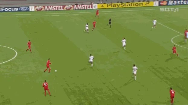 2005年欧冠决赛,上下半场比赛的反差为什么这么大?