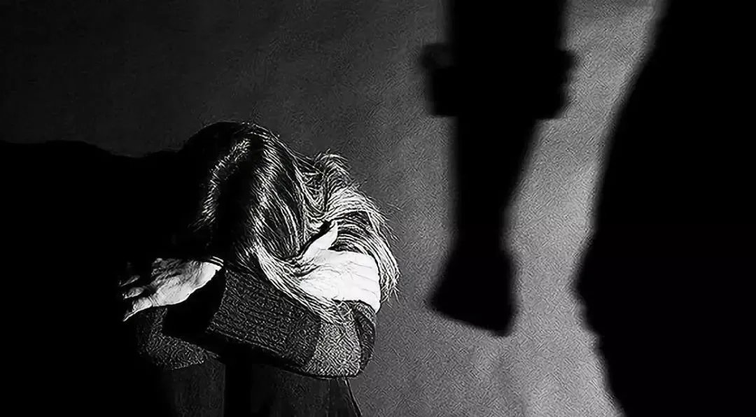 江西一男子当街疯狂殴打一女子，二者有什么矛盾？