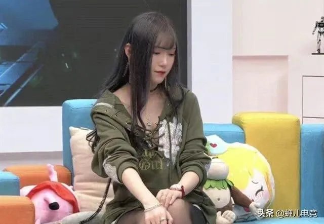 LOL腐团儿晒解说德杯照片，黑丝长腿再次获网友点赞，你有何看法？