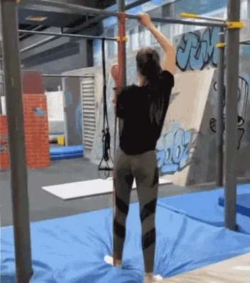 女子炒菜锅里炒出龙卷风 第二人称视角GTA的动态图