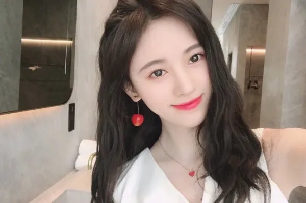 鞠婧祎颜值逆天被人不断模仿，为何还是黑料多多？