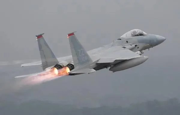 战斗机后轮着地,前轮抬起,如何分辨它是在起飞,还是在降落?