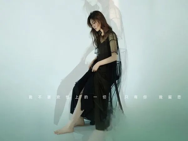 我迎着风撑着眼帘用力不眨眼是什么歌，不配怀念歌曲介绍