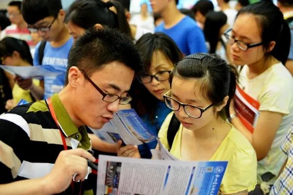 宋祖儿推荐AI志愿助手，填报志愿到底有多重要？