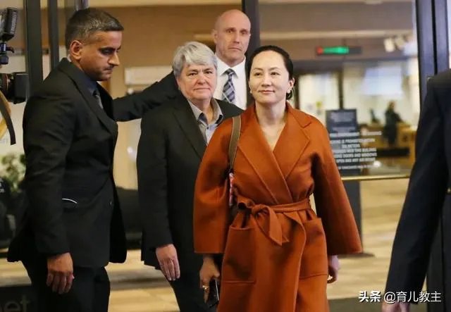 孟晚舟出庭时身边有不少随行的人是什么身份？又说明了什么问题？